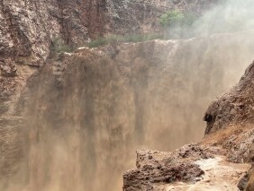 姐姐称在勇敢的搜索中，大峡谷山洪中徒步旅行者仍下落不明