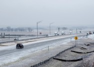 席卷美国的风暴给加州带来了大雪、危险的冰和龙卷风