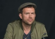 Blur乐队的Damon Albarn在报纸上发布了令人心碎的家庭讣告